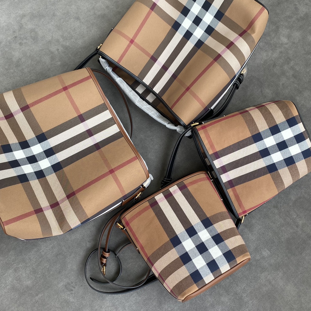 Burberry Comparison of two sizes of family portrait