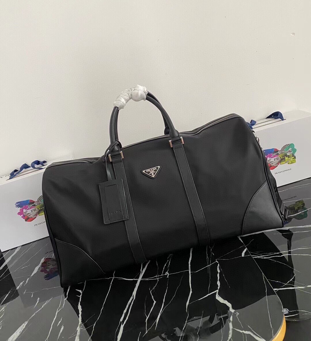 顶级原单品质/Saffiano皮革饰边和手柄可拆卸可调整尼龙肩带抛光钢质配件和黑色钛金拉链内部微标标牌和