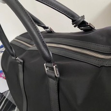 顶级原单品质/Saffiano皮革饰边和手柄可拆卸可调整尼龙肩带抛光钢质配件和黑色钛金拉链内部微标标牌和 顶级原单品质/Saffiano皮革饰边和手柄可拆卸可调整尼龙肩带抛光钢质配件和黑色钛金拉链内部微标标牌和