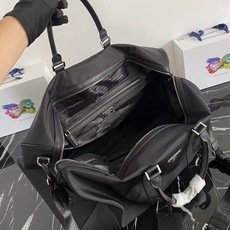 顶级原单品质/Saffiano皮革饰边和手柄可拆卸可调整尼龙肩带抛光钢质配件和黑色钛金拉链内部微标标牌和 顶级原单品质/Saffiano皮革饰边和手柄可拆卸可调整尼龙肩带抛光钢质配件和黑色钛金拉链内部微标标牌和