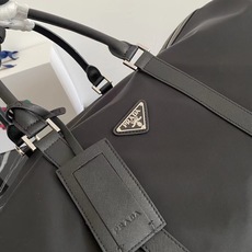 顶级原单品质/Saffiano皮革饰边和手柄可拆卸可调整尼龙肩带抛光钢质配件和黑色钛金拉链内部微标标牌和 顶级原单品质/Saffiano皮革饰边和手柄可拆卸可调整尼龙肩带抛光钢质配件和黑色钛金拉链内部微标标牌和