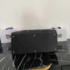 顶级原单品质/Saffiano皮革饰边和手柄可拆卸可调整尼龙肩带抛光钢质配件和黑色钛金拉链内部微标标牌和 顶级原单品质/Saffiano皮革饰边和手柄可拆卸可调整尼龙肩带抛光钢质配件和黑色钛金拉链内部微标标牌和