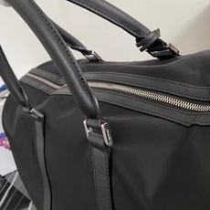 顶级原单品质/Saffiano皮革饰边和手柄可拆卸可调整尼龙肩带抛光钢质配件和黑色钛金拉链内部微标标牌和 顶级原单品质/Saffiano皮革饰边和手柄可拆卸可调整尼龙肩带抛光钢质配件和黑色钛金拉链内部微标标牌和
