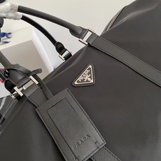 顶级原单品质/Saffiano皮革饰边和手柄可拆卸可调整尼龙肩带抛光钢质配件和黑色钛金拉链内部微标标牌和 顶级原单品质/Saffiano皮革饰边和手柄可拆卸可调整尼龙肩带抛光钢质配件和黑色钛金拉链内部微标标牌和