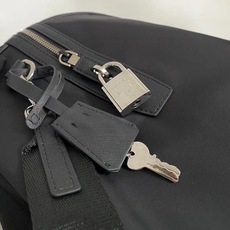 顶级原单品质/Saffiano皮革饰边和手柄可拆卸可调整尼龙肩带抛光钢质配件和黑色钛金拉链内部微标标牌和 顶级原单品质/Saffiano皮革饰边和手柄可拆卸可调整尼龙肩带抛光钢质配件和黑色钛金拉链内部微标标牌和