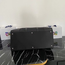 顶级原单品质/Saffiano皮革饰边和手柄可拆卸可调整尼龙肩带抛光钢质配件和黑色钛金拉链内部微标标牌和 顶级原单品质/Saffiano皮革饰边和手柄可拆卸可调整尼龙肩带抛光钢质配件和黑色钛金拉链内部微标标牌和
