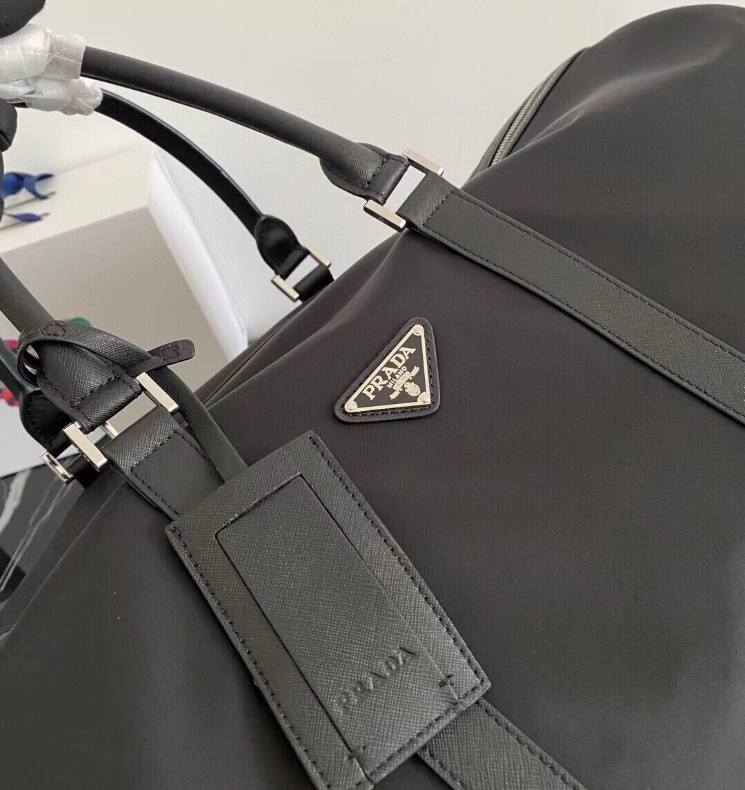 顶级原单品质/Saffiano皮革饰边和手柄可拆卸可调整尼龙肩带 抛光钢质配件和黑色钛金拉链 内部微标标牌和正面外部涂珐 顶级原单品质/Saffiano皮革饰边和手柄可拆卸可调整尼龙肩带 抛光钢质配件和黑色钛金拉链 内部微标标牌和正面外部涂珐