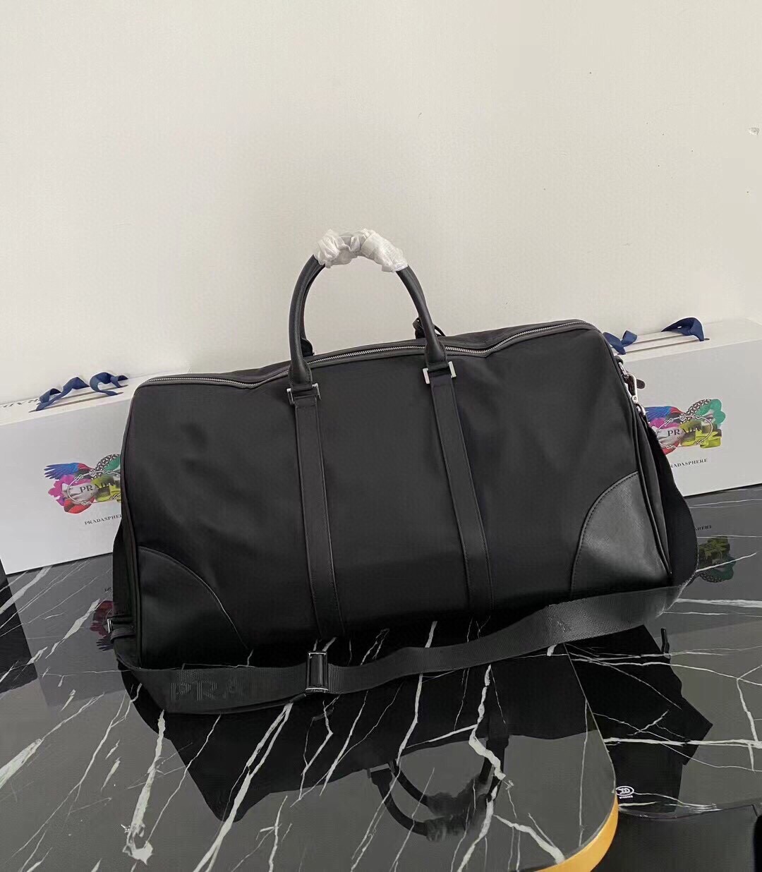 顶级原单品质/Saffiano皮革饰边和手柄可拆卸可调整尼龙肩带 抛光钢质配件和黑色钛金拉链 内部微标标牌和正面外部涂珐 顶级原单品质/Saffiano皮革饰边和手柄可拆卸可调整尼龙肩带 抛光钢质配件和黑色钛金拉链 内部微标标牌和正面外部涂珐