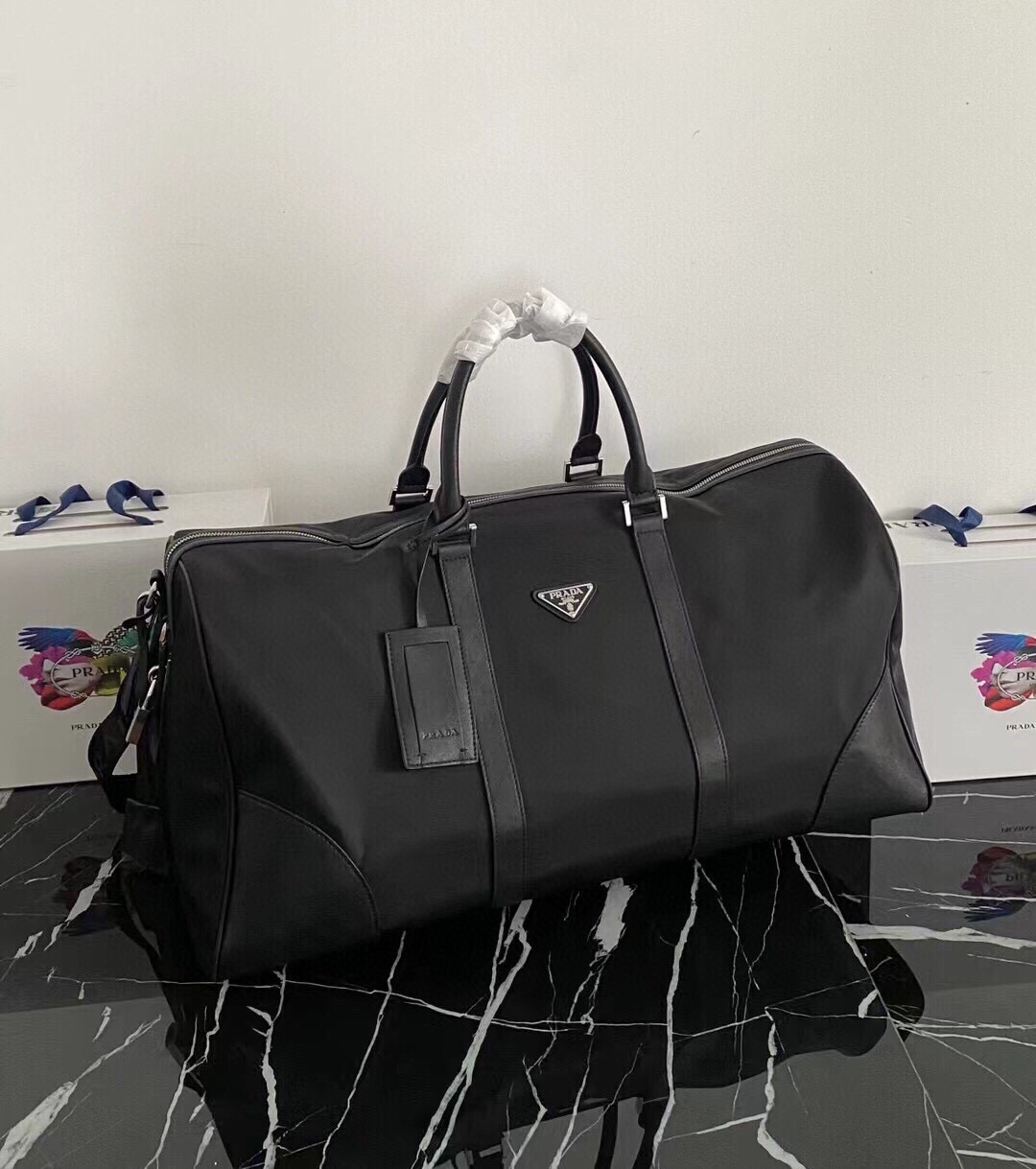 顶级原单品质/Saffiano皮革饰边和手柄可拆卸可调整尼龙肩带 抛光钢质配件和黑色钛金拉链 内部微标标牌和正面外部涂珐 顶级原单品质/Saffiano皮革饰边和手柄可拆卸可调整尼龙肩带 抛光钢质配件和黑色钛金拉链 内部微标标牌和正面外部涂珐
