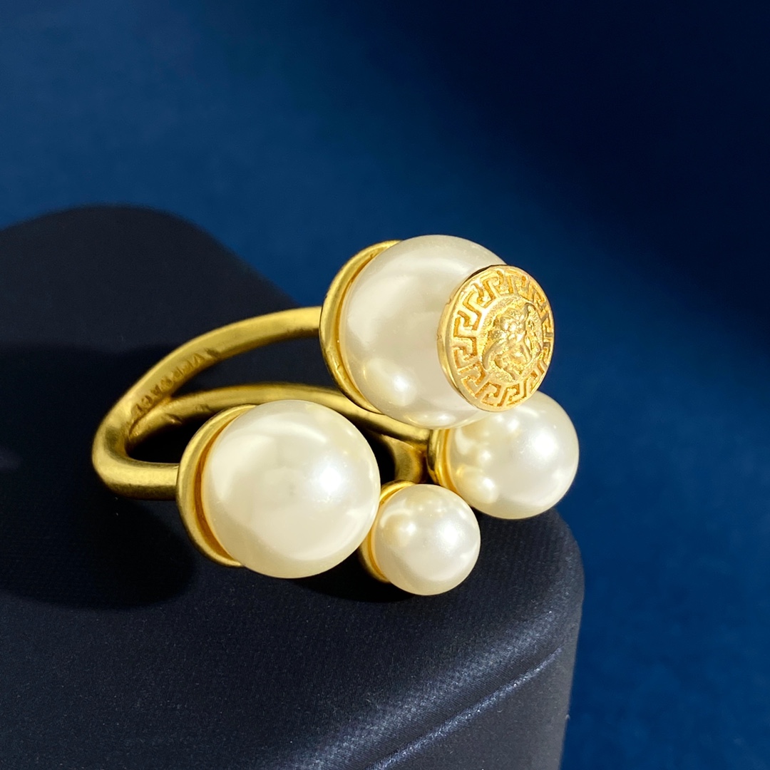 Versace Ancient Greek Style Resin Pearl Medusa Ring with Luminous Metallic Adornment - 图片 1