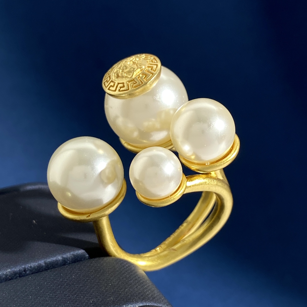 Versace Ancient Greek Style Resin Pearl Medusa Ring with Luminous Metallic Adornment - 图片 2