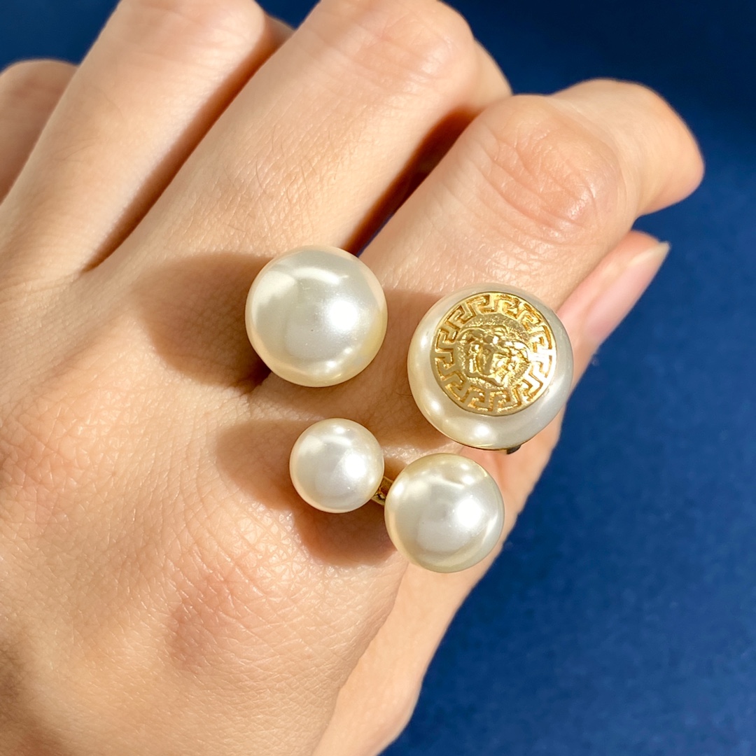 Versace Ancient Greek Style Resin Pearl Medusa Ring with Luminous Metallic Adornment - 图片 4