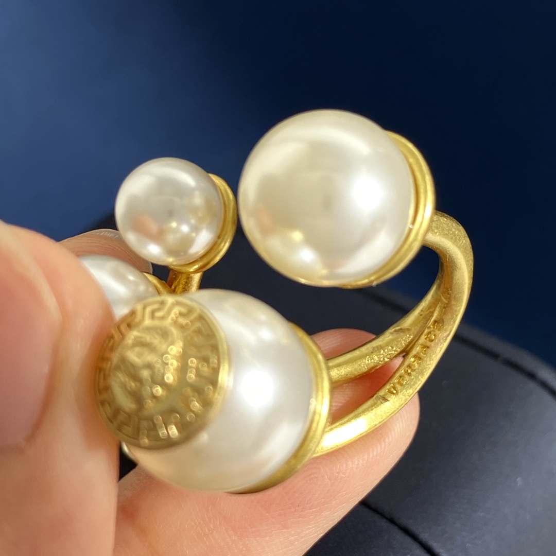 Versace Ancient Greek Style Resin Pearl Medusa Ring with Luminous Metallic Adornment - 图片 6