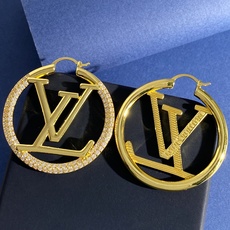 LU92 LV 路易威登欧美走秀时尚夸张镶钻圆圈镂空光面LV字母大圈耳环耳圈 黄铜材质 金银2个色 重约 LU92 LV 路易威登欧美走秀时尚夸张镶钻圆圈镂空光面LV字母大圈耳环耳圈 黄铜材质 金银2个色 重约