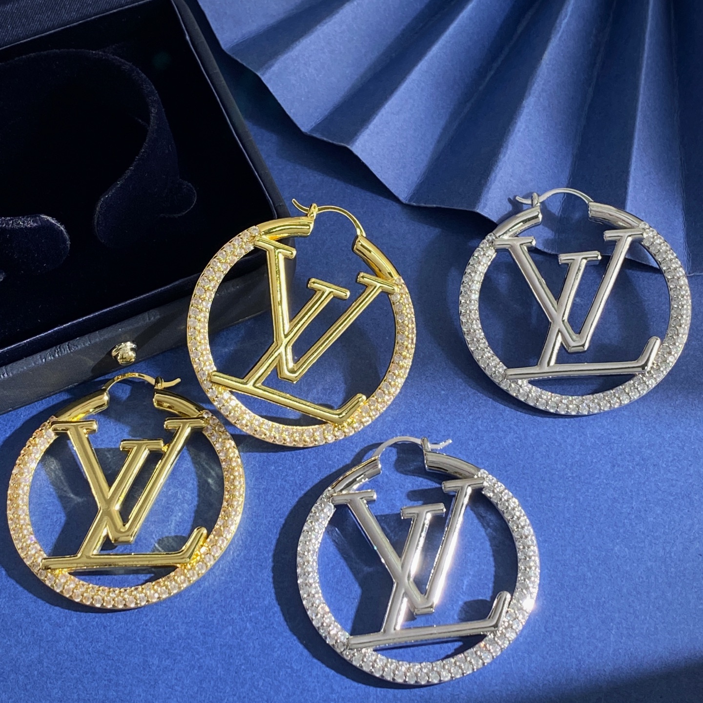 LU92 LV 路易威登欧美走秀时尚夸张镶钻圆圈镂空光面LV字母大圈耳环耳圈 黄铜材质 金银2个色 重约
