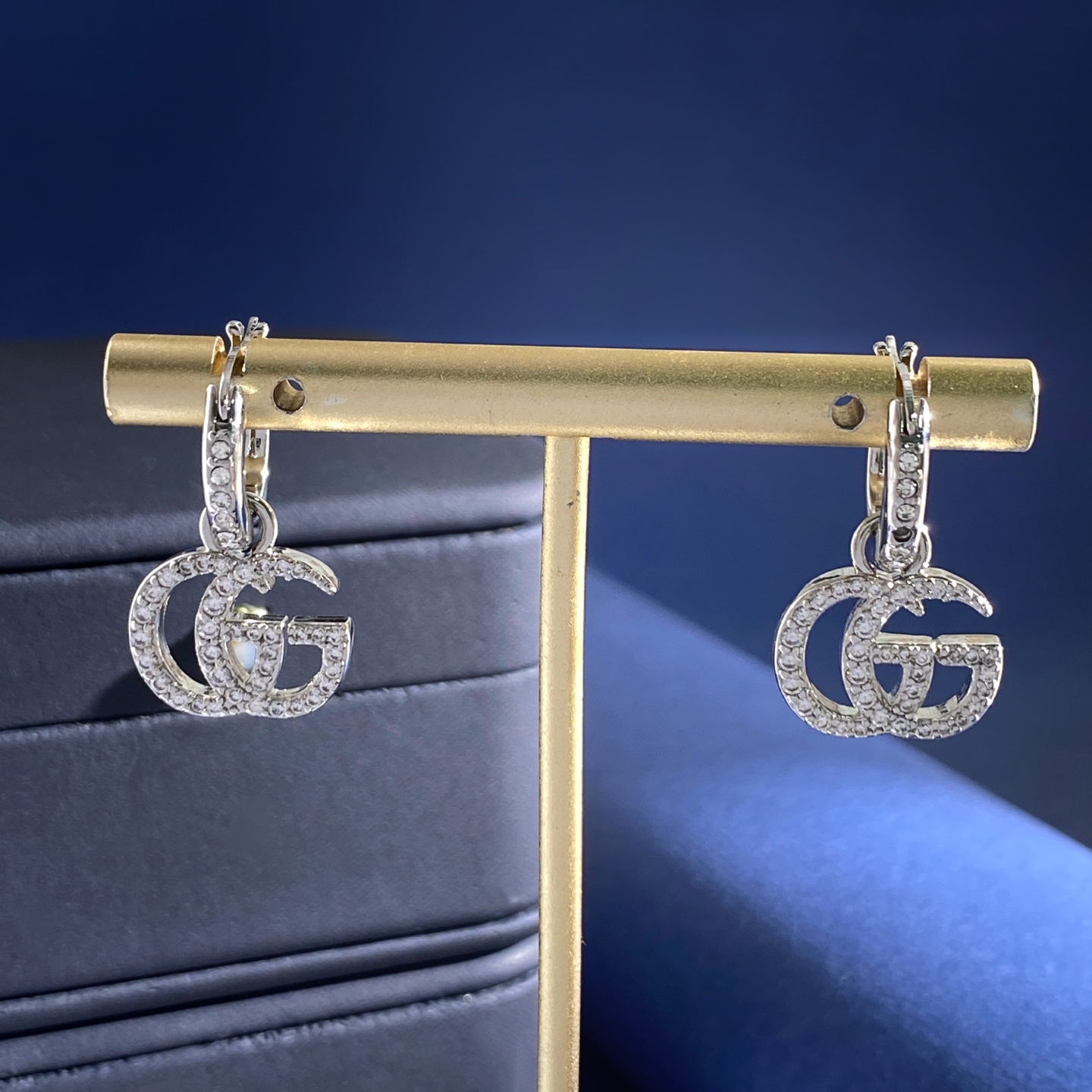 GQ80 古驰GUCCI古奇精致时尚半镶钻圆圈圆环吊满钻双G字母耳环可拆卸两种戴法 黄铜材料电镀18k金 GQ80 古驰GUCCI古奇精致时尚半镶钻圆圈圆环吊满钻双G字母耳环可拆卸两种戴法 黄铜材料电镀18k金
