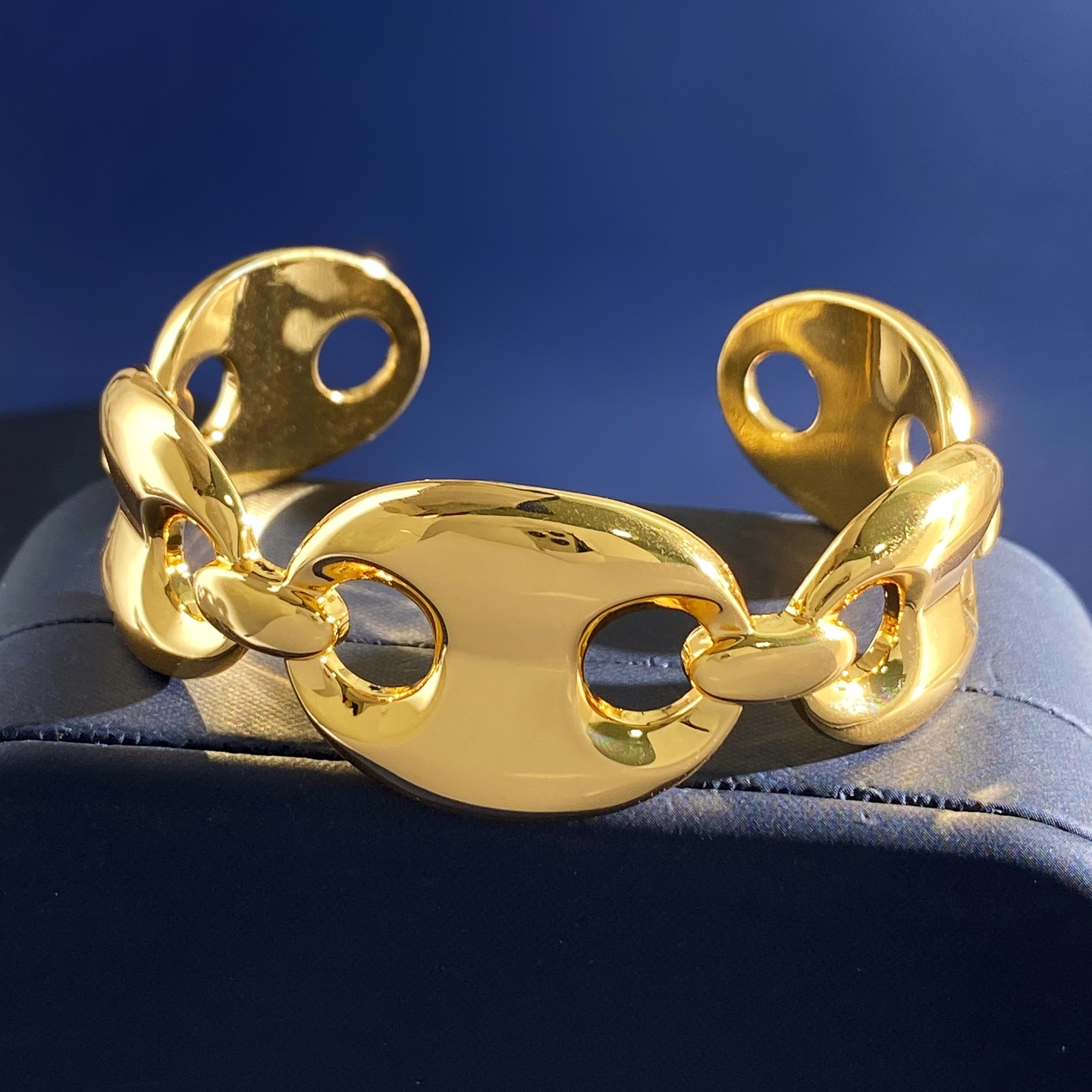 大号GQ80 古驰Gucci古奇爱马仕风格金属光面5个猪鼻子C形开口手镯大号宽版 黄铜材质电镀18K金 大号GQ80 古驰Gucci古奇爱马仕风格金属光面5个猪鼻子C形开口手镯大号宽版 黄铜材质电镀18K金