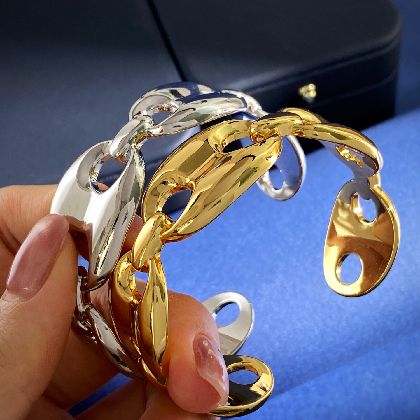 大号GQ80 古驰Gucci古奇爱马仕风格金属光面5个猪鼻子C形开口手镯大号宽版 黄铜材质电镀18K金 大号GQ80 古驰Gucci古奇爱马仕风格金属光面5个猪鼻子C形开口手镯大号宽版 黄铜材质电镀18K金