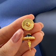耳钉DA80 迪奥Dior时尚气质珍珠系列纽扣围圈小珍珠半圆形黑色珍珠白色珍珠弧面贴光面小CD字母耳钉 耳钉DA80 迪奥Dior时尚气质珍珠系列纽扣围圈小珍珠半圆形黑色珍珠白色珍珠弧面贴光面小CD字母耳钉