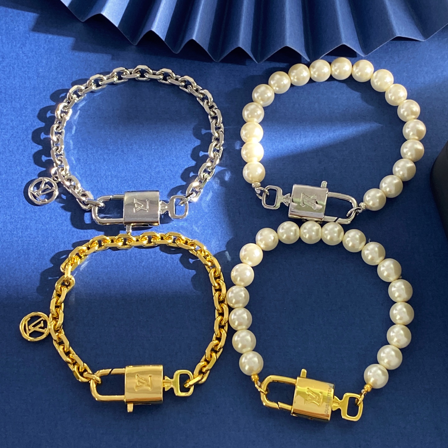 LU92 LV 路易威登新款时尚经典锁头扣头珍珠双手链叠戴手链 黄铜材质 金银2个色 两条重约41.8g