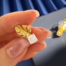 SH97 施华洛世奇简约金属光面芭蕉扇叶子树叶镶一颗小钻吊四爪方形锆石钻耳钉 黄铜材料 金色 重约3.4 SH97 施华洛世奇简约金属光面芭蕉扇叶子树叶镶一颗小钻吊四爪方形锆石钻耳钉 黄铜材料 金色 重约3.4