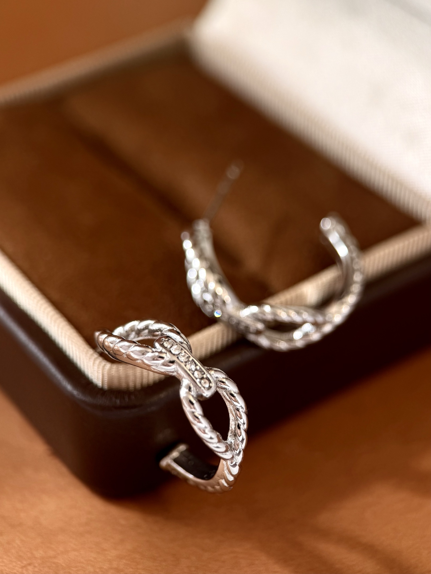 DY80 David Yurman大卫雅曼经典缆绳系列带钻坚杠装饰链接光面双股螺旋纹理绳索白金色C型耳钉