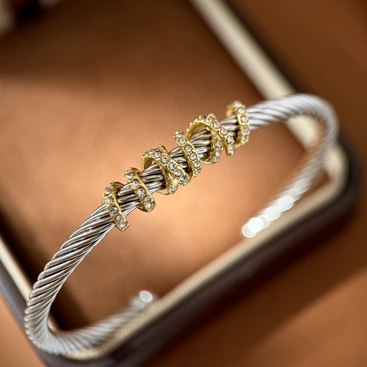 DY80  (叠搭神器)David Yurman大卫雅曼经典缆绳系列金色带钻金属缠绕X绳结装饰面螺旋纹理