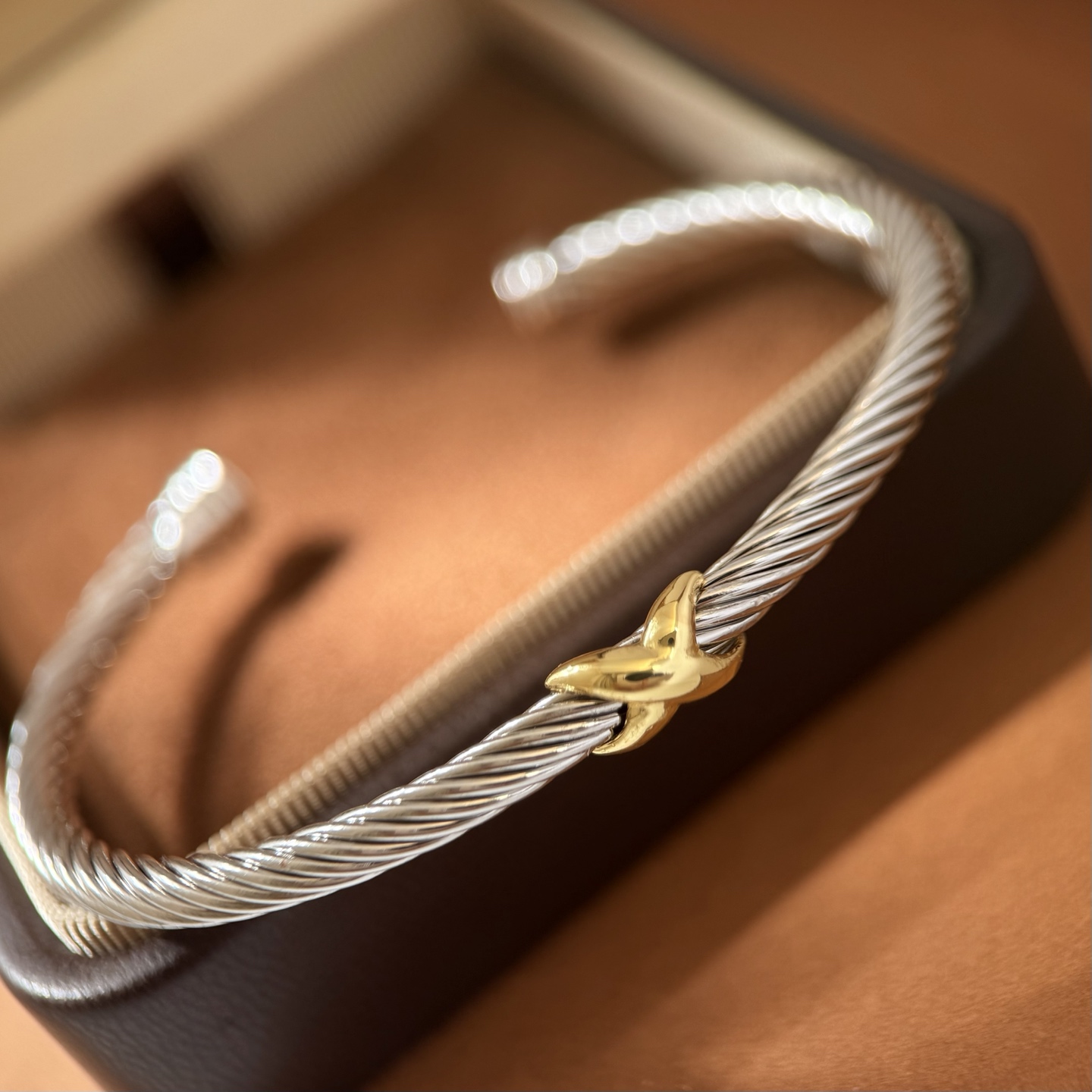 DY80   (叠搭神器)David Yurman大卫雅曼经典缆绳系列光面金色X标志螺旋纹理白金色开口绳