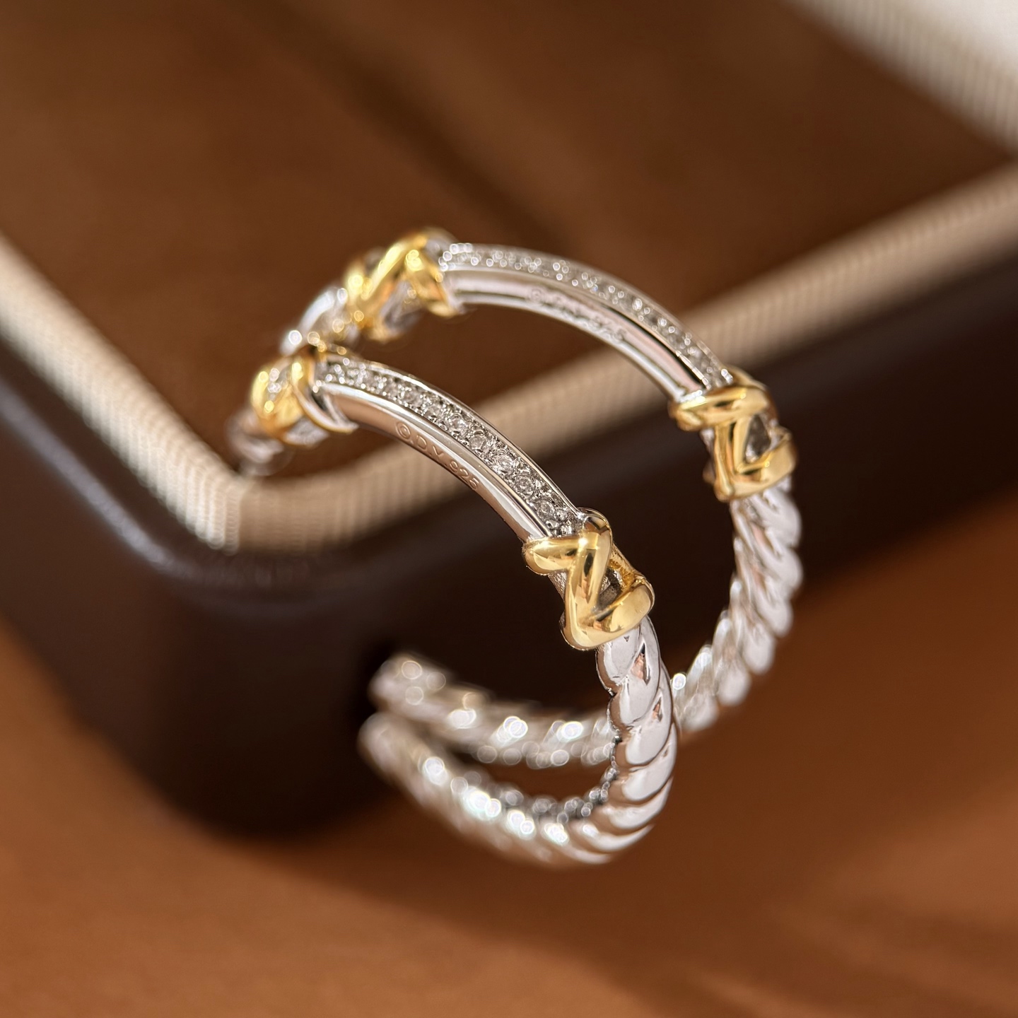 DY80 David Yurman大卫雅曼经典缆绳系列金色光面金属缠绕X绳结装饰面单排钻拼接光面螺旋纹理