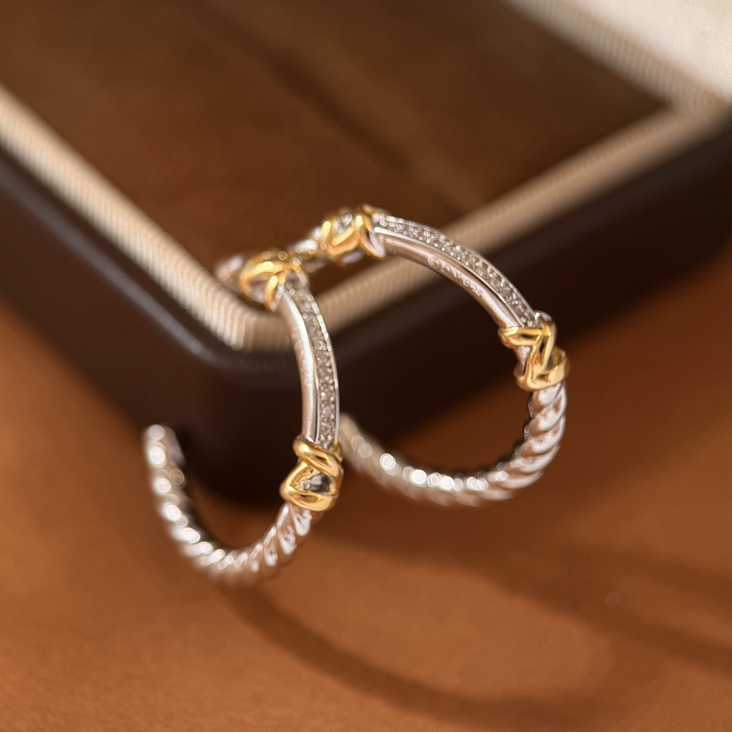 DY80 David Yurman大卫雅曼经典缆绳系列金色光面金属缠绕X绳结装饰面单排钻拼接光面螺旋纹理