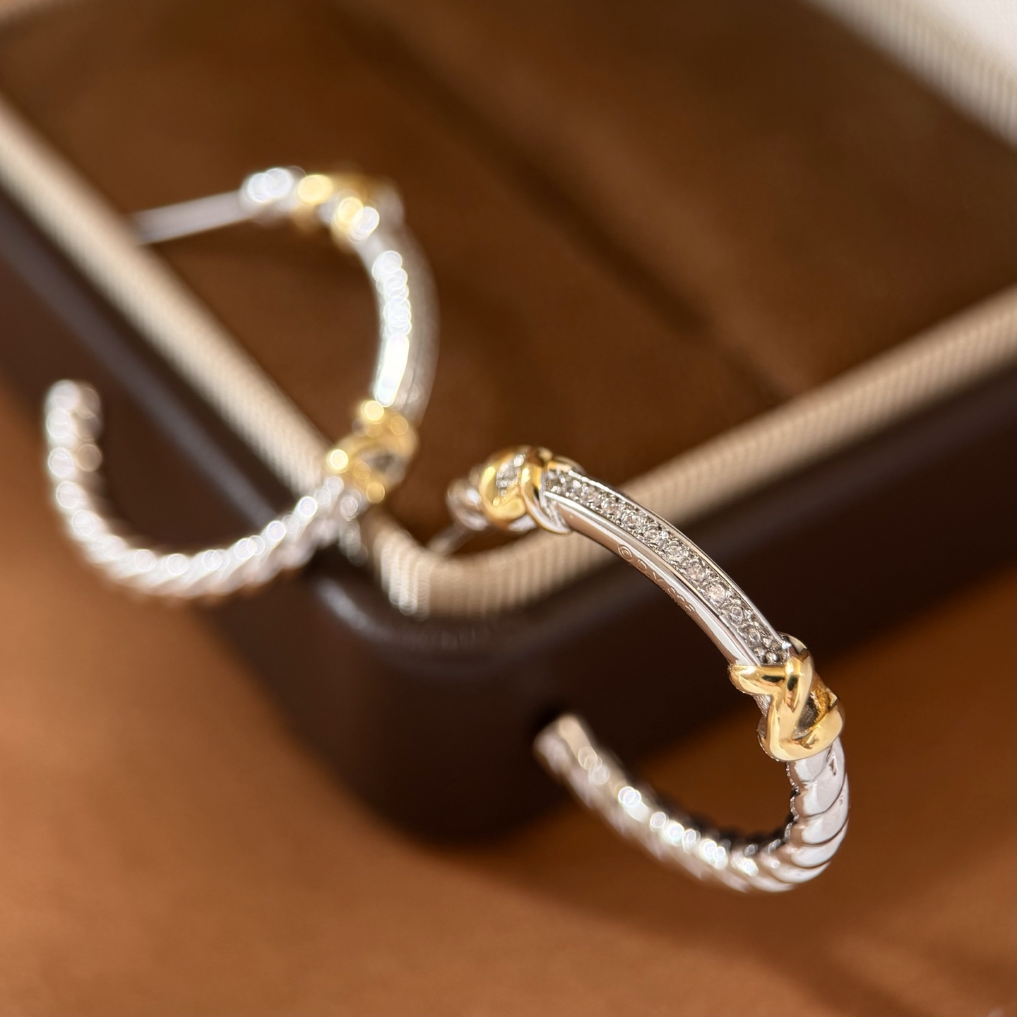 DY80 David Yurman大卫雅曼经典缆绳系列金色光面金属缠绕X绳结装饰面单排钻拼接光面螺旋纹理