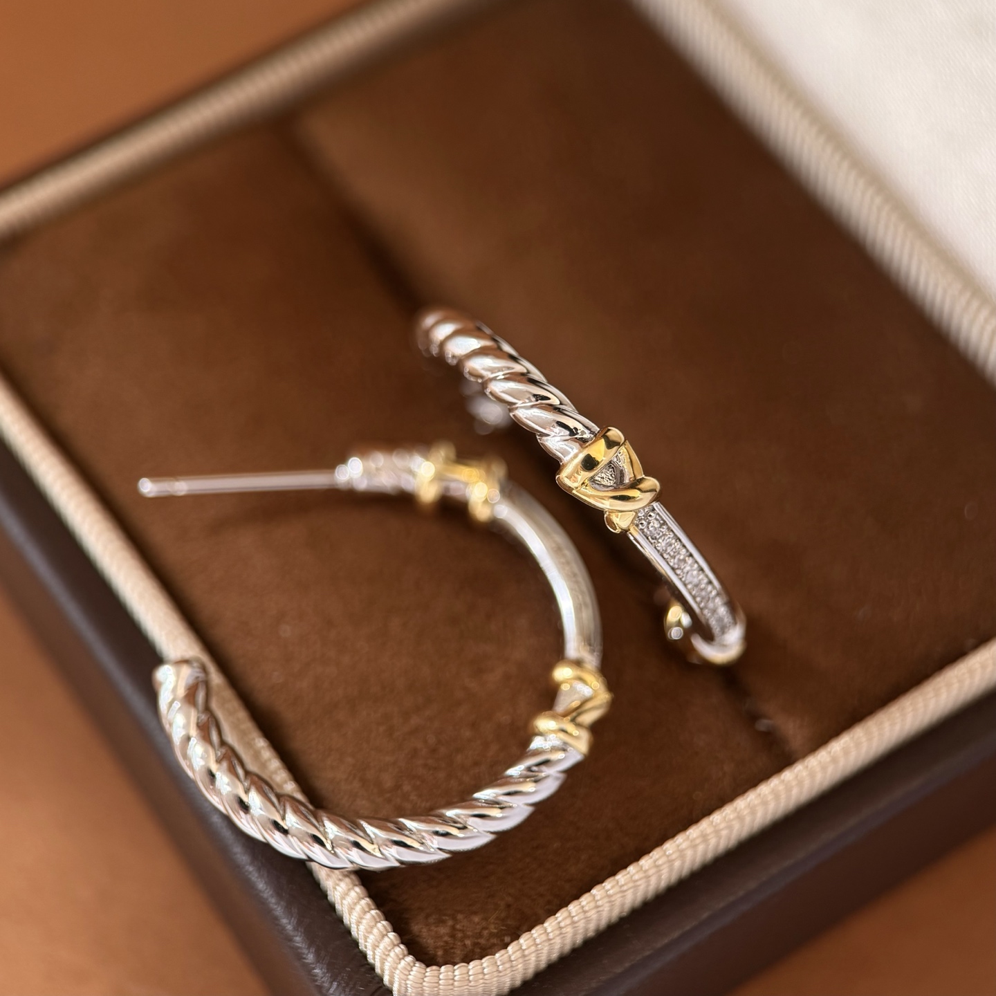 DY80 David Yurman大卫雅曼经典缆绳系列金色光面金属缠绕X绳结装饰面单排钻拼接光面螺旋纹理