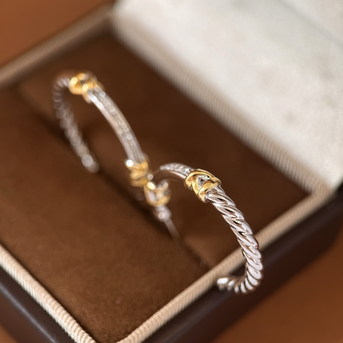 DY80 David Yurman大卫雅曼经典缆绳系列金色光面金属缠绕X绳结装饰面单排钻拼接光面螺旋纹理