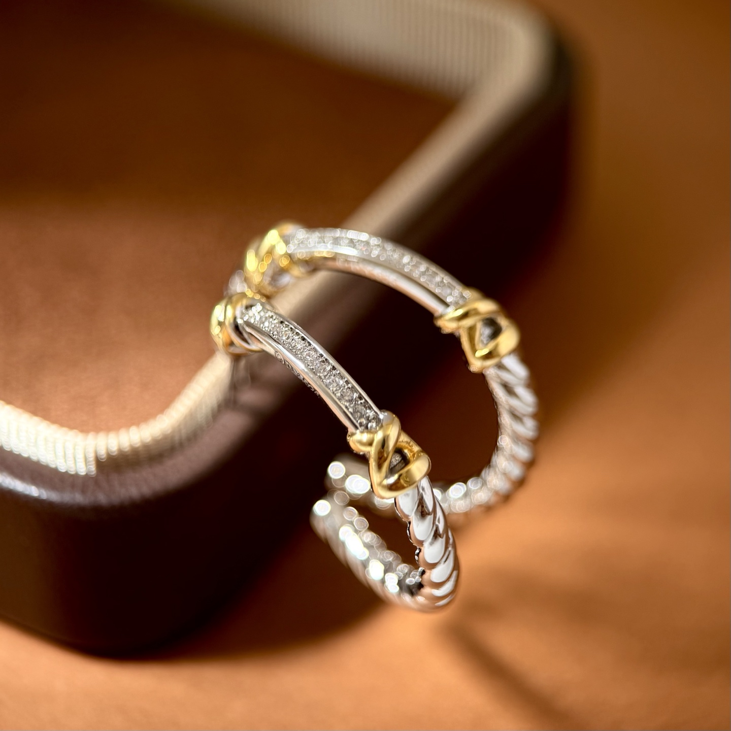 DY80 David Yurman大卫雅曼经典缆绳系列金色光面金属缠绕X绳结装饰面单排钻拼接光面螺旋纹理