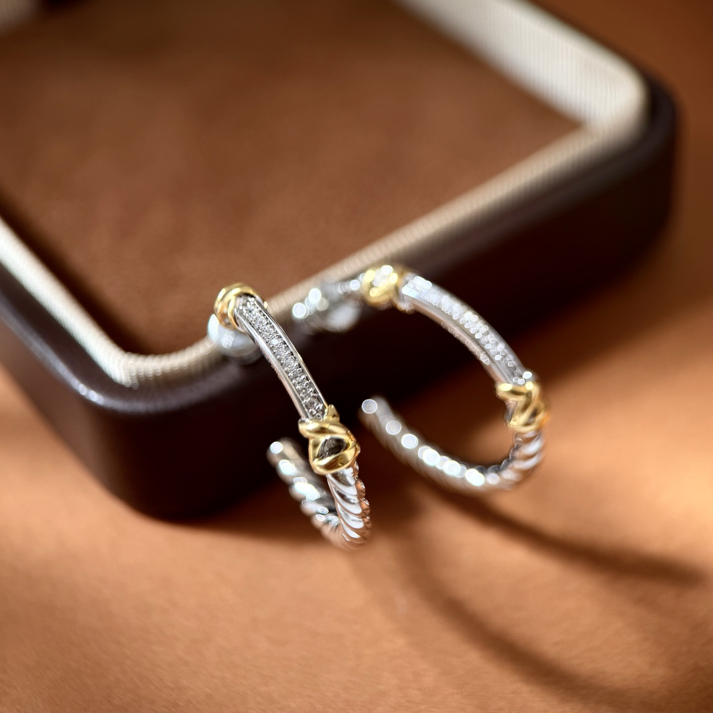 DY80 David Yurman大卫雅曼经典缆绳系列金色光面金属缠绕X绳结装饰面单排钻拼接光面螺旋纹理