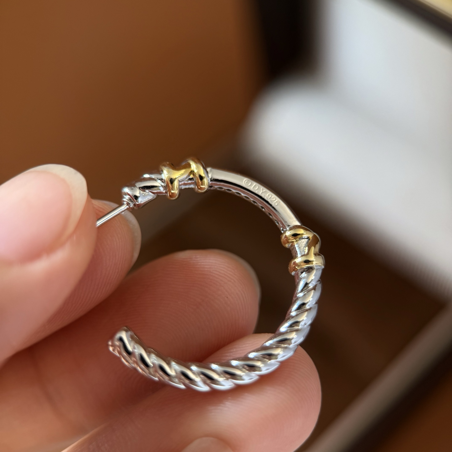 DY80 David Yurman大卫雅曼经典缆绳系列金色光面金属缠绕X绳结装饰面单排钻拼接光面螺旋纹理