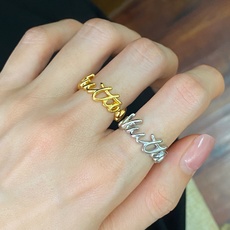 LU92 LV路易威登男女同款时尚简约百搭光面字母微开口戒指 黄铜材料镀金 2个色:黄金色 白金色 重 LU92 LV路易威登男女同款时尚简约百搭光面字母微开口戒指 黄铜材料镀金 2个色:黄金色 白金色 重