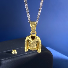 LU92 LV路易威登中性风个性时尚老花纹夹克衫外套吊坠金银拼色项链 黄铜材质 重约17.5g 约长4 LU92 LV路易威登中性风个性时尚老花纹夹克衫外套吊坠金银拼色项链 黄铜材质 重约17.5g 约长4