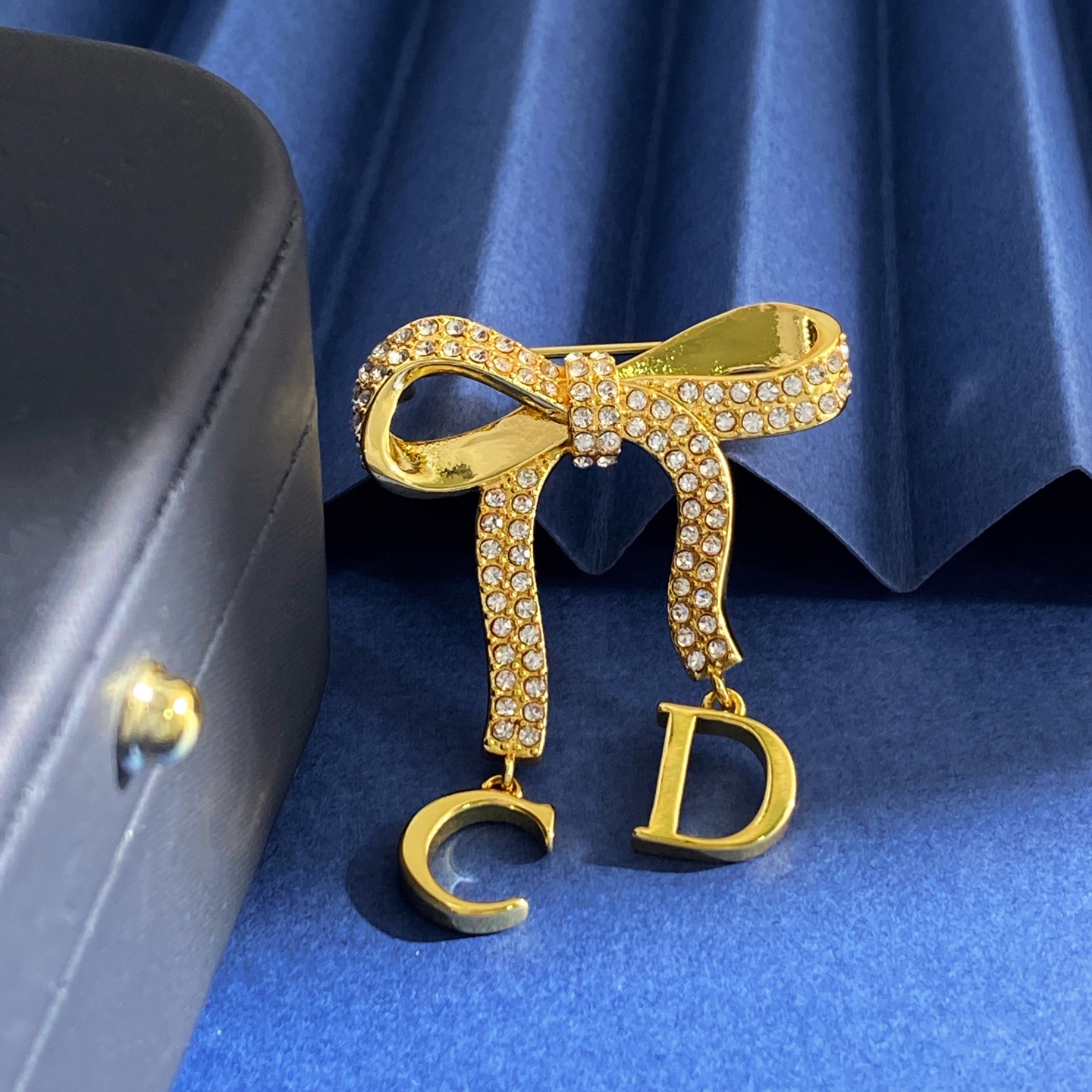DA92 迪奥DIOR时尚轻奢满钻蝴蝶结吊光面CD字母胸针 黄铜材料镀金 黄金色 重约8.8g 约3.5