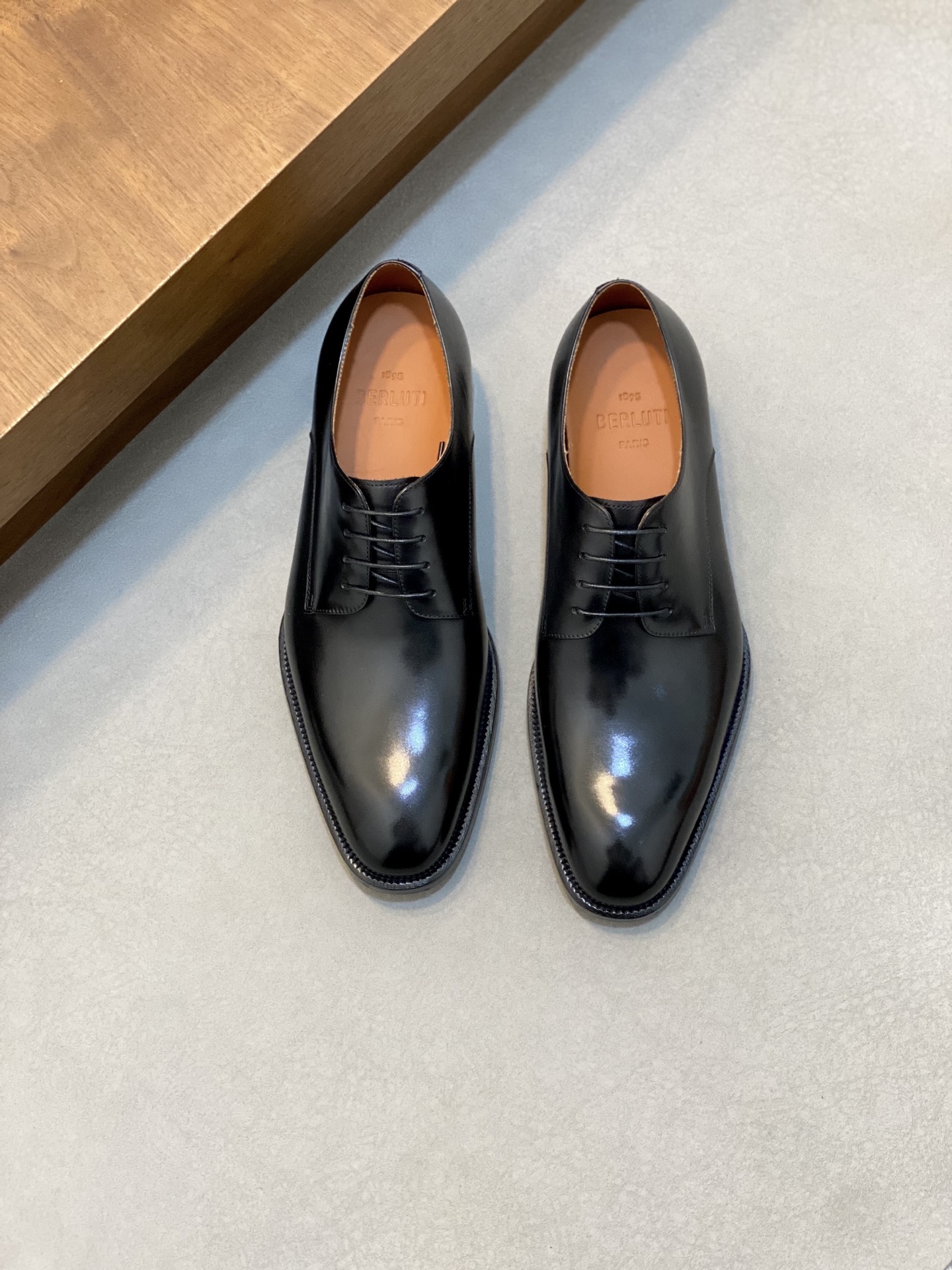 NO:680416,Berlut* — Bruti. Batch. High-end genuine leather outsole formal leather shoes, using imported cowhide leather uppers. Soft and stylish, hand-made color change technology, low-key luxury temperament, comfortable and breathable version, calfskin leather feet. Imported genuine leather outsole, showing extraordinary attitude. Full set of original counter packaging. Size 39-44 (45 customized),,cowhide,Leather soles19860909Berlut* — 布鲁提.批.高端真皮大底正装皮鞋,采用进口牛皮鞋面 柔软有型,手工改色工艺,低调奢华气质,舒适透气版型,小牛皮真皮垫脚 进口真皮大底,彰显不凡态度 全套专柜原包装. 码数39-44（45定制）,,cowhide,Leather soles,Men's shoes