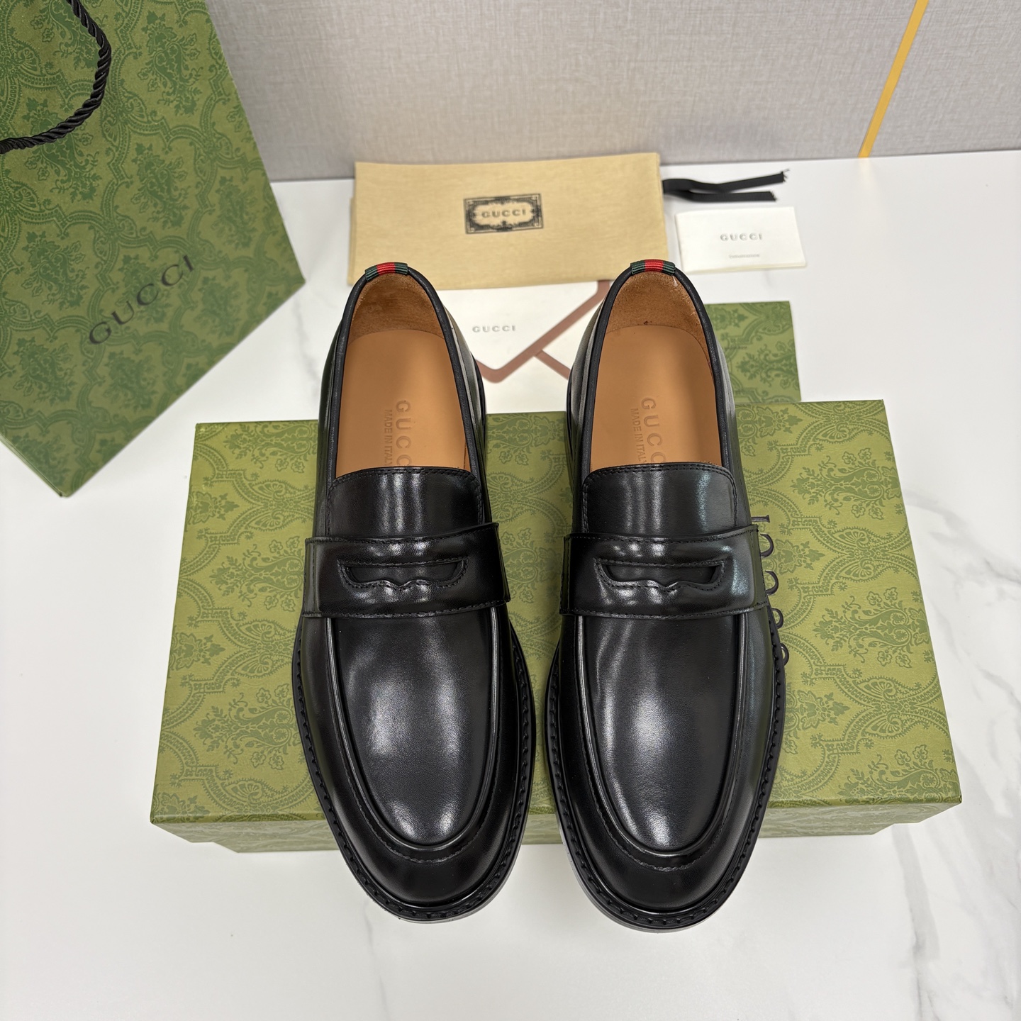 NO:680719,GUCC* — Gucci.Bi.G’s new men’s simple loafers are a blend of classic and fashionable leather shoes. This series includes 2  Materials with different textures - the glossy cowhide model uses glossy calfskin (black/dark brown) with full texture. The leather is crisp and shiny, easy to care for and looks exquisite. The suede model uses fine high-mercerized matte cowhide (black/dark brown), which is soft to the touch and has a matte and low-key sense of luxury. It is highly suitable for autumn and winter. The simple and smooth shoe lines outline an elegant and majestic outline. The original leather outsole with composite rubber backing is comfortable and non-slip.  !  The sole is printed with the iconic double G pattern. From a practical point of view, the texture increases friction and makes walking more stable; from a design perspective, it is an extension of the brand recognition, and every step quietly declares the fashion affiliation. Iconic details: Gucc's most classic red and green webbing details are hidden in the heel, which is a low-key and recognizable 'identity mark'; the lining of the shoe is soft water-dyed cowhide lining, which is comfortable to fit on the foot!  It is a neat square toe + low-top loafer shoe shape. The body line of the shoe is slender and does not pick up the foot shape. The thick sole design can also quietly add a little height, showing the leg shape without being bulky. The comfort on the foot and the versatility of matching are fully worthy of its classic status. It is a piece that will be loved more and more timeless after buying it. There is no exaggerated decoration, but the material and details support the sense of high-end. It is a type that becomes more and more attractive the more you look at it, and the more timeless you like it. On sale in the original packaging!  Size 39-44. (38.45.46 customized),,gucci,gucci,loafers,cowhide,Leather soles19860909GUCC* — 古奇.批.G家新品男士简约乐福鞋皮鞋经典与时尚的交融 此款系列里包含 2 种不同质感的材质——有光面牛皮款选用质感饱满的亮面小牛皮（黑色/深棕）,皮质挺括有光泽,好打理又显精致.绒面款采用细腻的高丝光磨砂牛皮（黑色/深棕）,触感柔软,自带哑光低调的高级感,秋冬适配度超高. 简约流畅的鞋型线条,勾勒出优雅大气的轮廓.原版真皮大底复合橡胶底片 舒适且防滑 ！鞋底印有标志性的双G图案,从实用角度看,纹路增加摩擦力,行走更稳；从设计层面,是品牌辨识度的延伸,每一步都在悄然宣告时尚归属 .志性细节鞋后跟处藏着Gucc*经典的红绿织带小细节,是低调又有辨识度的“身份标识”；鞋内里是柔软的水染牛皮衬里,上脚贴合舒适！ 是利落的方头+低帮乐福鞋型,鞋身线条偏修长,不挑脚型,厚底设计还能悄悄增加一点高度,显腿型又不笨重.上脚的舒适度和搭配的万能性,完全配得上它的经典地位,属于入手后会越穿越爱的单品.没有夸张的装饰,却靠材质和细节撑起高级感,属于越看越耐看、越穿越喜欢的类型.原包装发售！ 码数39-44.（38.45.46定做）,,gucci,gucci,loafers,cowhide,Leather soles,Men's shoes