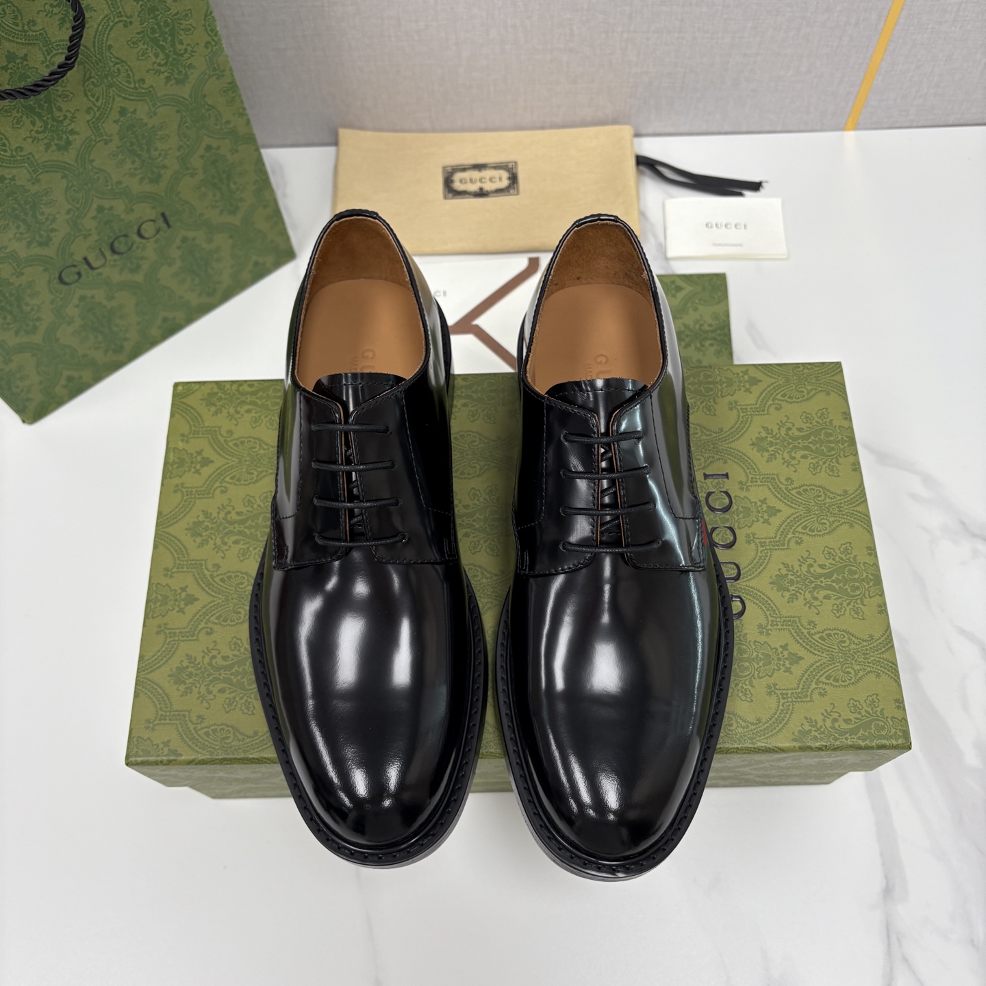 NO:680724,GUCC* —  Gucci.Bio.G's new men's formal leather shoes, Derby shoes, are the perfect balance between elegance and practicality. The shoe body is made of fine and shiny imported cowhide/open-edge brick bright leather, which is soft to the touch while maintaining a stiff shape and texture.  High-end and durable. The classic lace-up Derby shoe style is suitable for a variety of occasions. The side of the shoe is embellished with the brand's iconic red and green webbing details. It is low-key and recognisable, not too ostentatious but very stylish. Original leather outsole with composite rubber backing  Comfortable and non-slip!  The sole is printed with the iconic double G pattern. From a practical point of view, the pattern increases friction and makes walking more stable. From a design perspective, it is an extension of the brand recognition, and every step quietly declares the fashion affiliation. The lining of the shoe is soft water-dyed cowhide lining, which is comfortable to fit on the foot!  Whether you prefer a minimalist and neat commuting style, or a casual style with a retro accent, this pair of shoes can be a 'not stealing the show but adding points' to the style. It is a practical item that is good-looking and easy to wear - it has the texture and recognition of a luxury brand without an overly exaggerated design. It can accompany you in most daily and formal occasions. It is an 'evergreen style' that you will wear frequently and like every time you buy it. On sale in the original packaging!  For business scenes, match dark suits (black and dark gray are both suitable). The glossy style will make the overall look more refined and formal, while the matte style will be more calm and restrained, making it perfect for meetings, commuting or formal banquets. For daily casual wear, pair it with khaki casual trousers and dark jeans. The glossy style can add a little 'sophistication buff' to casual wear, while the matte style is effortlessly relaxed and fashionable, and is suitable for dates or dinners with friends.  Size 39-44. (38.45.46 customized),,gucci,gucci,jeans,business suit,cowhide,Leather soles19860909GUCC* — 古-驰.批.G家新品男士正装鞋皮鞋德比鞋鞋型,是优雅与实用的平衡之选.选用细腻有光泽的进口牛皮/开边砖亮皮打造鞋身,触感柔软同时保持挺括型态,质感高级又耐穿.经典的系带德比鞋型适配多种场合,鞋侧点缀品牌标志性的红绿色织带细节,低调中藏着辨识度,不会过于张扬却很有格调.原版真皮大底复合橡胶底片 舒适且防滑 ！鞋底印有标志性的双G图案,从实用角度看,纹路增加摩擦力,行走更稳；从设计层面,是品牌辨识度的延伸,每一步都在悄然宣告时尚归属 .鞋内里是柔软的水染牛皮衬里,上脚贴合舒适！ 不管你是偏爱极简利落的通勤风,还是带点复古腔调的休闲风,这双鞋都能成为造型里“不抢戏但加分”的存在.好看又好穿的实用型单品——既有奢侈品牌的质感和辨识度,又没有过度浮夸的设计,能陪你应对大部分日常和正式场合,属于买了就会经常穿、越穿越喜欢的“常青款”.原包装发售！ 商务场景搭配深色西装（黑色、深灰都很适配）,亮面款会让整体造型更显精致正式,哑光款则多一份沉稳内敛,都能完美hold住会议、通勤或正式宴请. 日常休闲和卡其色休闲西裤、深色牛仔裤搭在一起,亮面款能给休闲装加一点“精致感buff”,哑光款则是毫不费力的松弛时髦,不管是约会还是和朋友聚餐都很合适. 码数39-44.（38.45.46定做）,,gucci,gucci,jeans,business suit,cowhide,Leather soles,Men's shoes