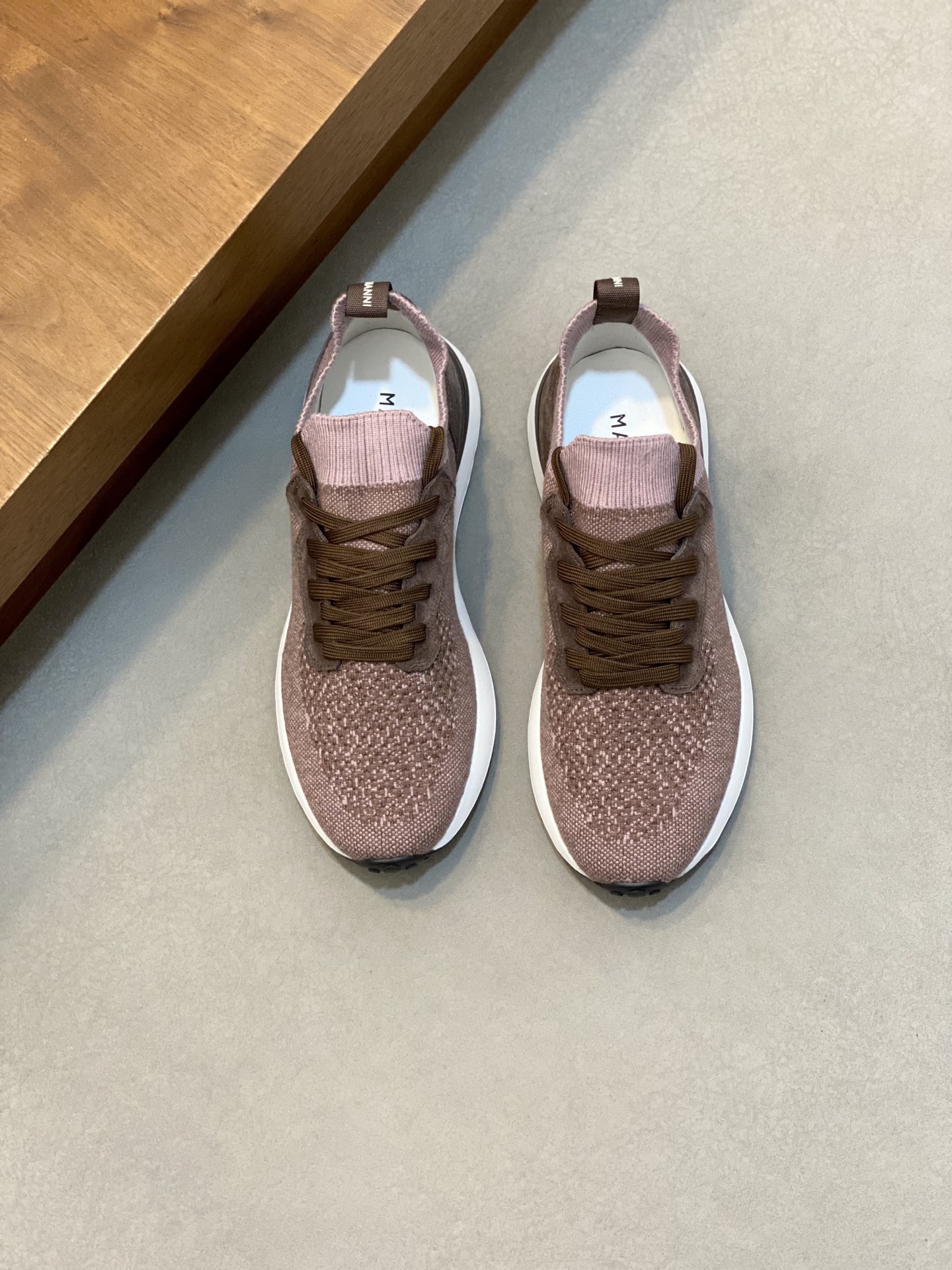 NO:828907,Magnann* — Magnanni.Bi. Magnanni is a family-owned luxury shoe brand founded in Almansa, Spain in 1954. It was founded by Sebastian Blanco Aldomar and has been family-run for three generations. This brand is the world's top luxury brand from Spain and is known as the 'King of Cashmere' and 'King of Cashmere' for low-key luxury.  'A true luxury product in the clothing industry'. Many people know that Cashmere is top-notch, expensive, impossible to take off once you wear it, and extremely versatile. No one knows how to design top-grade cashmere fabrics into a 'low-key luxury' style better than this brand. The upper is made of top-grade cashmere flying weave + TPU high-temperature fuse, high-elasticity and breathable special fabric. The foot pads are high-elasticity foam. The upper foot is comfortable and breathable without stuffiness, does not fade, does not slip, and has a lightweight rubber foam outsole!  Code number 39-44. (45.46 customized),19860909Magnann* — 马格纳尼.批.马格纳尼是1954年在西班牙阿尔曼萨 (Almansa)创立的家族奢侈鞋履品牌,由 Sebastian Blanco Aldomar创办,至今已传承三代家族经营.此品牌是来自西班牙的世界顶级奢侈品牌,被誉为低调奢华的 “山羊绒之王” 和 “服装界真正的奢侈品”.很多人都知道羊绒Cashmere顶级、昂贵,一穿就脱不下来,还特别百搭,没有比这个品牌更懂得把顶级的羊绒面料设计出一种 “低调的奢华” 的风格. 鞋面顶级羊绒飞织+TPU高温熔断, 高弹力透气专用布料.脚垫高弹发泡.上脚舒服透气不闷脚,不掉色,不打滑,轻质橡胶发泡大底！ 码数39-44.（45.46定做）,,Men's shoes