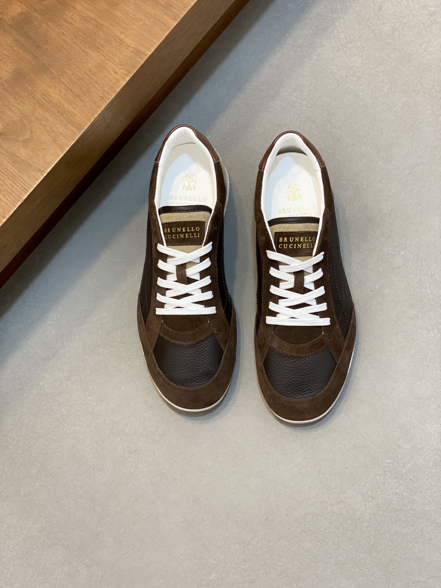 NO:782374,Brunell* Cucinell* batch. BC ss spring and summer new men's shoes are shipped. This brand is the world's top luxury brand from Italy, known as the 'king of cashmere' and 'the real luxury goods in the clothing industry' for low-key luxury. Many people know that cashmere Cashmere is top-notch, expensive, and you can't take it off once you wear it. It is also very versatile. No brand knows how to design top-grade cashmere fabrics into a 'low-key luxury' style better than BC. The upper is imported calfskin with nubuck leather.  The interior is specially designed with white benzene-dyed sheep lining. The foot pads are made of high-elastic foam and are attached to the cowhide lining. They are comfortable, breathable and non-stuffy, and do not fade or slip. The environmentally friendly and harmless TPU+PU outsole is one-piece, clean and does not need to be glued. The texture is overwhelming. Visible luxury. Counter packaging code number: 39-44 (customized at 38.45), brunello cucinelli, cowhide19860909Brunell* Cucinell* 批.BC ss春夏新款 男鞋出货 此品牌是来自意大利的世界顶级奢侈品牌,被誉为低调奢华的 “山羊绒之王” 和 “服装界真正的奢侈品”.很多人都知道羊绒Cashmere顶级、昂贵,一穿就脱不下来,还特别百搭,没有比BC这个品牌更懂得把顶级的羊绒面料设计出一种 “低调的奢华” 的风格. 鞋面进口小牛皮配磨砂皮 内里是本白色苯染专用羊里设计,脚垫高弹发泡与牛里对贴,上脚舒服透气不闷脚,不掉色,不打滑,环保无害TPU+PU大底一体成型,干净不开胶.质感爆棚 看得见的奢华 专柜包装 码数39-44（38.45.订做）,,brunello cucinelli,cowhide,Men's shoes