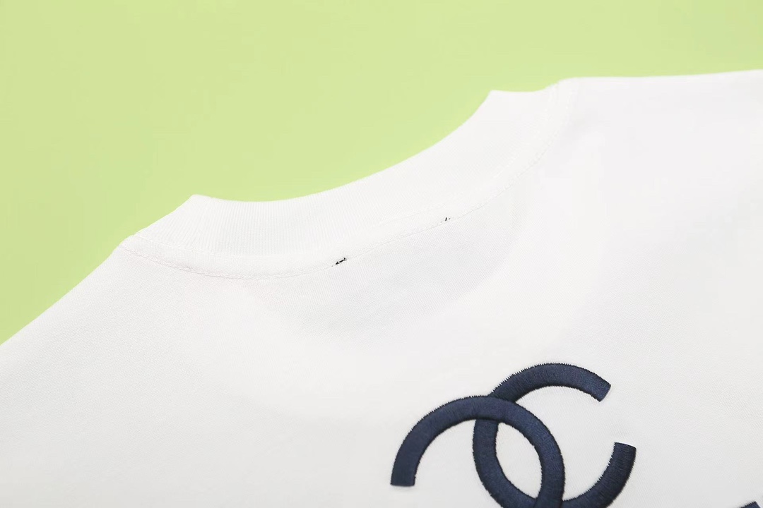 High Quality Chanel 24s Short-Sleeved T-Shirt with Brittal Embroidery in English - 图片 6