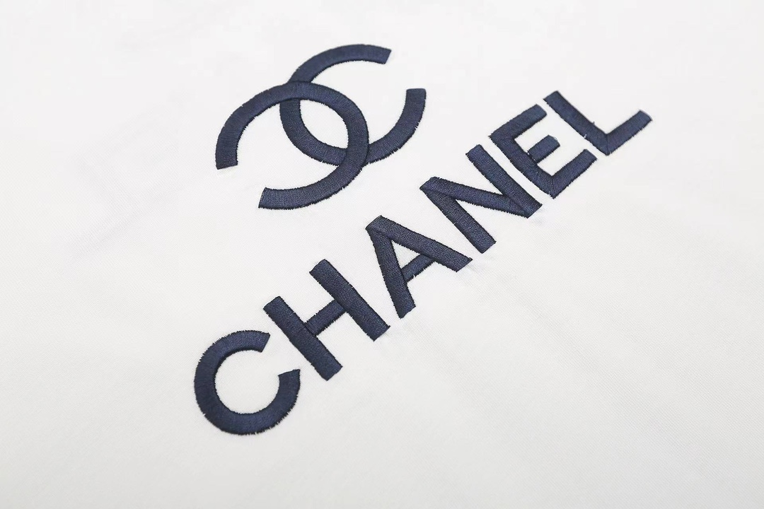 High Quality Chanel 24s Short-Sleeved T-Shirt with Brittal Embroidery in English - 图片 7