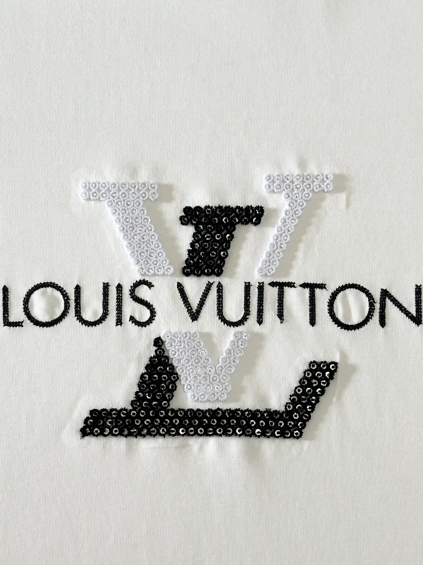 🔥🔥P 80 ［高品质 ］louis vuitton 🇮🇹路易威登，25ss春夏新款lv驴家前幅🪡万针牙刷绣加珠片刺绣短袖t恤．男女同款👫 清爽黑白搭配系大logo万针牙刷加珠片刺绣工艺简约时尚，休闲耐看，32支280克全精梳紧密纺，细腻耐穿，不变形。 正品购入打版，拒绝看图做货！ （区别市场所有版本）还原所有细节， 不惧任何对比！只做高端，图片实拍！ 颜色： 黑色 白色 尺码： S－xL