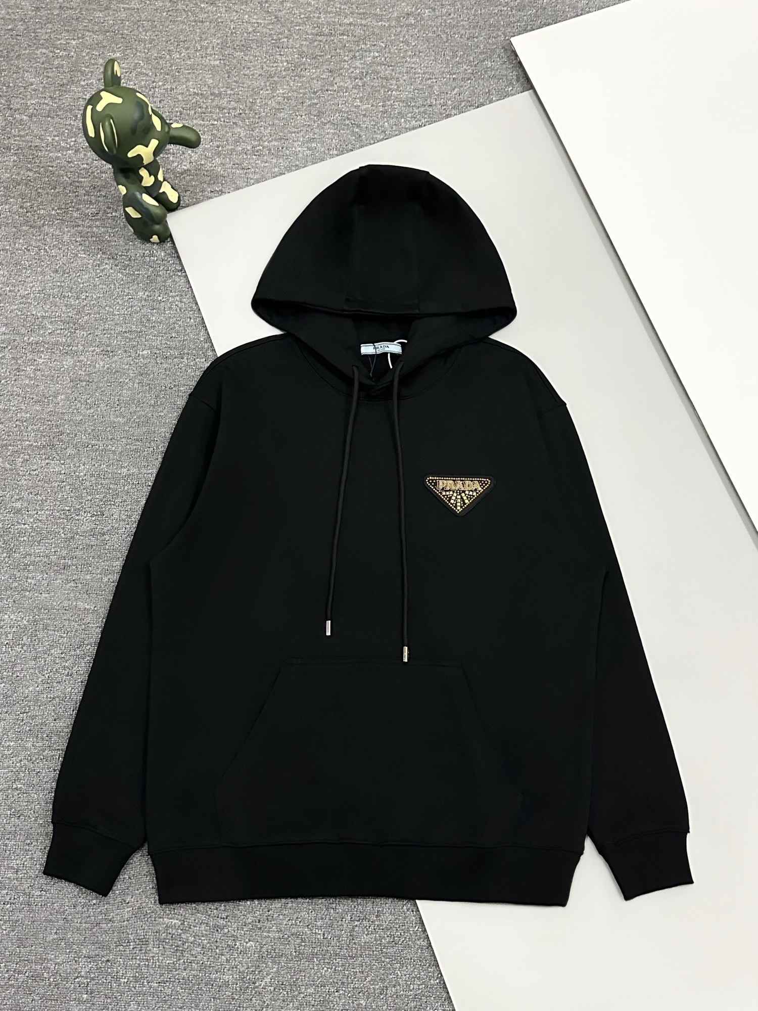 [Alta calidad] Nuevo otoño e invierno de Prada, etiqueta de cuero triangular clásica, logotipo exclusivo de diamantes, …