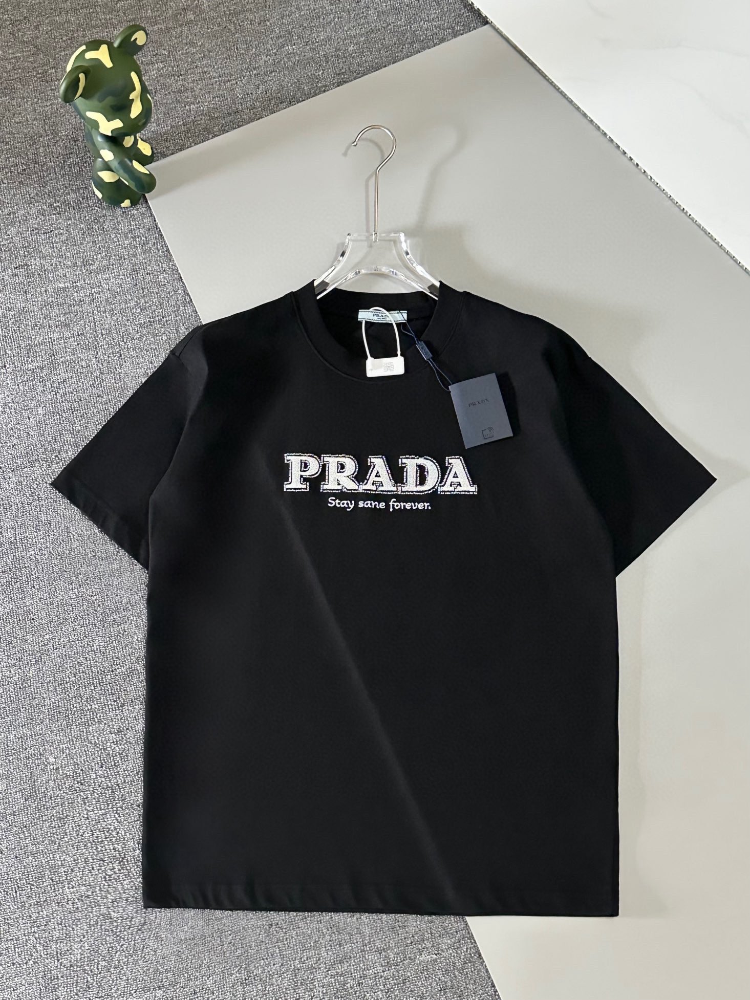 [Alta calidad] "prada" *Prada *2024 nueva camiseta de verano. El logotipo de la letra en el pecho tiene un diseño exclu…
