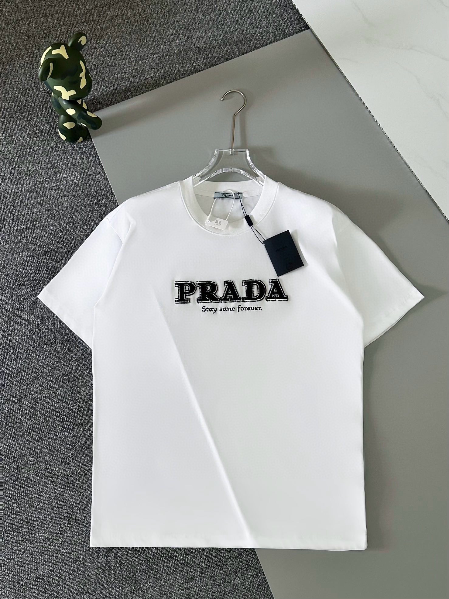"prada" 🔥 La nueva camiseta de verano 2024 de Prada. El logotipo de la letra en el pecho tiene un diseño exclusivo con…